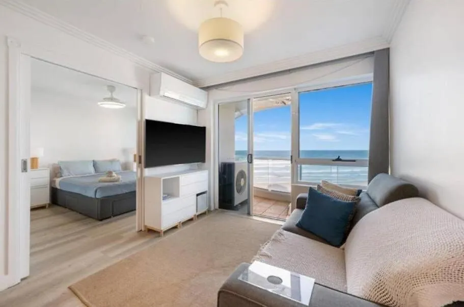Premium Top Floor Oceanfront Unit In Regency On The Beach 705 Gold Coast