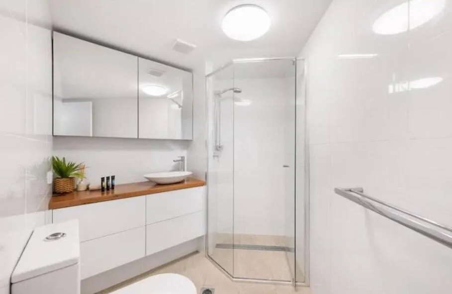 Premium Top Floor Oceanfront Unit In Regency On The Beach 705 Gold Coast Apartment