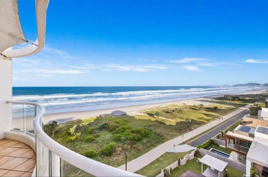 Premium Top Floor Oceanfront Unit In Regency On The Beach 705 Gold Coast Apartment