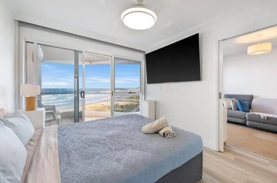 Apartment Premium Top Floor Oceanfront Unit In Regency On The Beach 705 Gold Coast Australia